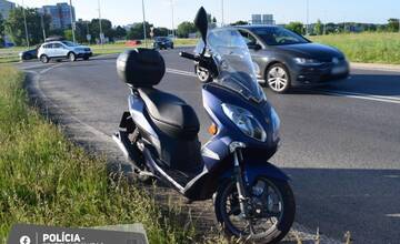 Takmer zrazil motocyklistu, z miesta nehody ušiel. Policajti pátrajú po striebornej Octavii