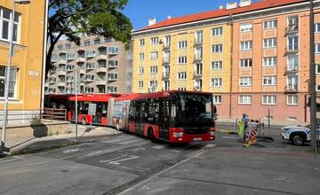 Máte pocit, že dnes nie je váš deň? Vodič autobusu 63 uviazol v strede križovatky a zablokoval dopravu