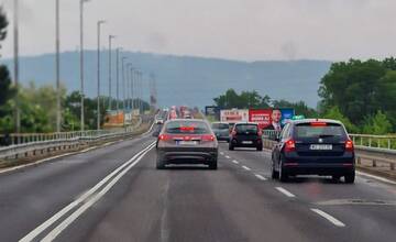 Na Vajnorskej sa zrazilo auto s električkou. Ranná doprava v Bratislave