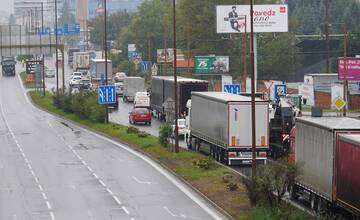 Nehoda za Bratislavou smerom na Trnavu a tradičné kolóny. Piatok na cestách hlavného mesta