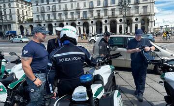 Bratislavskí mestskí policajti na Giro d’Italia. Nie však na bicykloch, ale s dronmi, kamerami a technikou