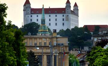 Bratislavčania obdivujú krásny záber na hrad. Žiadna fotomontáž, ani ilúzia, iba fyzický optický jav, píše odborník