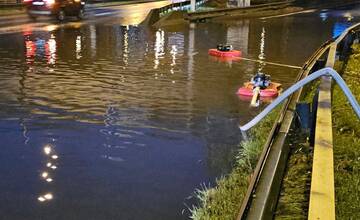 FOTO: Nočná búrka zaliala Bratislavu. Hasiči odčerpávali vodu a odstraňovali spadnuté stromy. Búrky hrozia aj dnes