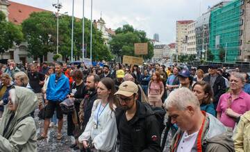 VIDEO: Štrajk v RTVS. Zamestnanci v uliciach Bratislavy žiadajú slobodné médiá