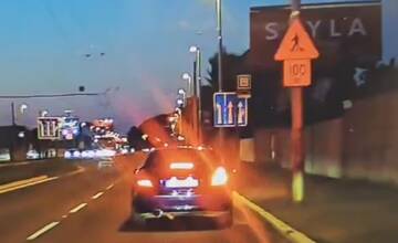 VIDEO: Nebezpečná jazda cestného piráta na Rožňavskej. Policajtom dobrovoľne vydal záhadné vrecká