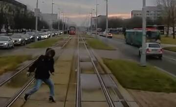 VIDEO: Bratislavskí vodiči električiek majú čo robiť. Takýmto situáciám čelia v hlavnom meste