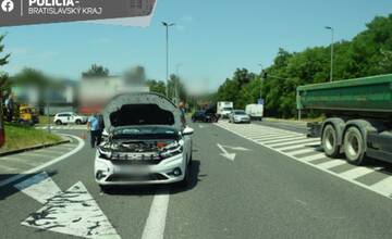 Na Lamačskej ceste sa zrazila Dacia s Toyotou. Polícia hľadá svedkov