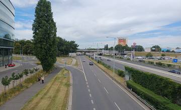 Blokovaný jazdný pruh na diaľnici D1 a polhodinová kolóna v Ivanke pri Dunaji. Ranná doprava v Bratislave a okolí