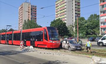 Na Račianskej sa zrazilo auto s električkou. MHD premáva odklonom