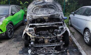 FOTO: Blízko gymnázia Ladislava Novomestského horelo auto. Zapálil ho neznámy podpaľač
