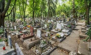 Počas horúčav sviečku na hrobe v Bratislave nezapálite. Zákaz vydal správca cintorínov