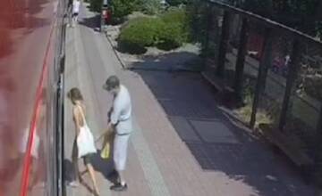 VIDEO: Chlap v rúšku chytil cestujúcu v Rači pri nastupovaní do električky za zadok, vzápätí ušiel. Hľadá ho polícia