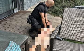 Úchyl v Starom Meste. Muž sa vlámal do rodinného domu a masturboval na lehátku, policajti neverili vlastným očiam