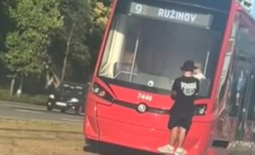 VIDEO: Jazdu mladíka na kapote bratislavskej električky už pre náš článok vyšetruje polícia