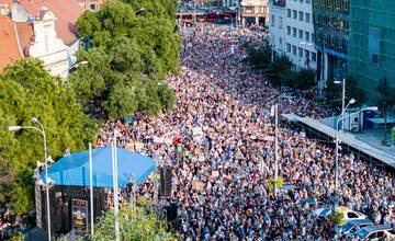 Slovensko si nedáme, kričalo zaplnené Námestie SNP. Na protest tentokrát prišlo takmer 20-tisíc ľudí