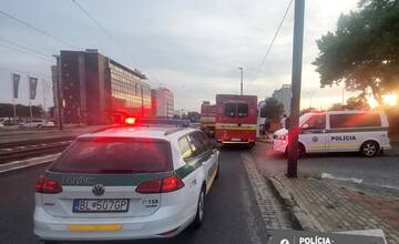 60-ročný vodič najprv na Vajnorskej vytlačil iné auto z cesty, potom nabúral do stĺpa. Záchranári ho našli mŕtveho