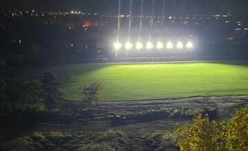 Obyvatelia Biskupíc sa sťažujú na silné reflektory na ihrisku na Hviezdnej. Futbalový klub reaguje