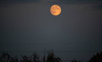 Čaká nás posledný superspln tohto roka. Okrem toho si priaznivci astronómie užijú pohľad na jasnú hviezdokopu