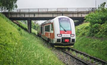 Ďalšie problémy na trati medzi Sencom a Bernolákovom. Rušňovodič v Reci minul zastávku