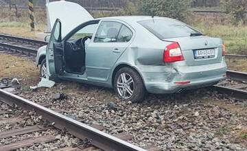 Sviatočný deň poznačila udalosť na priecestí. Pri Veľkých Levároch dostalo auto šmyk, skončilo na koľajniciach