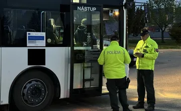 Polícia prehľadáva autobusy v Bratislavskom kraji, pre bombovú hrozbu môžu niektoré spoje meškať