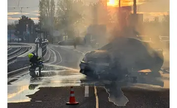 Havária na Vajnorskej ulici: Auto skončilo v plameňoch. Uzávierka cesty a hustá premávka po dopravnej nehode