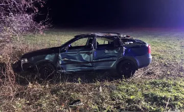 Smrteľná nehoda pri Perneku. Auto s prevrátilo z cesty, jeho 38-ročný vodič skončil mimo vozidla