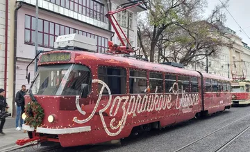 Do bratislavských ulíc sa vracia Vianočná električka. Bude aj autorské čítanie, nezabudnite si naň rezervovať miesto