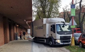 Logistická nočná mora na Zwirne pokračuje deň čo deň. Tesco využíva chodník ako parkovisko pre svoje dodávky