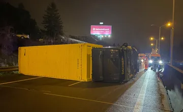 Bratislava čelila ráno dopravnému kolapsu, pri Lamači sa prevrátil kamión, D2 ostala neprejazdná