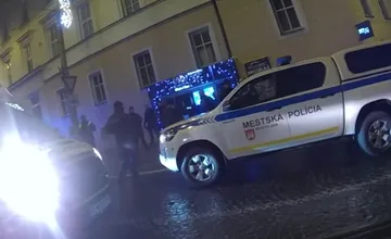 VIDEO: Policajný zásah počas latino párty v Starom Meste. Prišla záchranka, tiekla aj krv