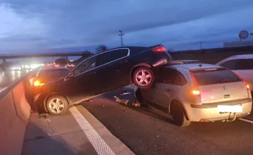 Na D1 za Sencom sa zrazili v pondelok ráno tri autá. Kolónam sa nevyhnete a zdržíte sa až hodinu