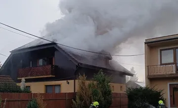 Rodina zažila momenty hrôzy. Dom vo Vrakuni začal horieť, na pomoc im prišli hasiči