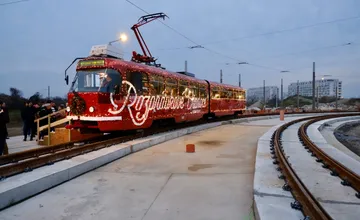 FOTO: Petržalská električka otestovala novú trať, prvú jazdu si užili desiatky cestúcich. Kto mal to šťastie?