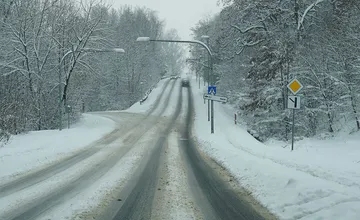 Na cestách v Bratislavskom kraji sa v nedeľu očakáva poľadovica, varuje vodičov SHMÚ