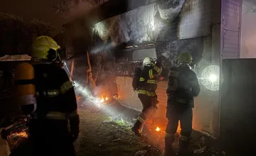 FOTO: Na Nový rok zachvátil oheň garáž pod diaľnicou D1 v Ružinove, hasiči museli obmedziť premávku