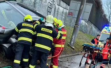 FOTO: Pri dopravnej nehode v Bratislave zasahovali hasiči aj záchranári, z auta vyslobodzovali zakliesneného človeka