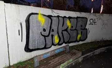 FOTO: V Hlinkovom parku podľa miestnej Ružinovčanky vandalizujú aj deti. Rodičia, majte oči na stopkách!
