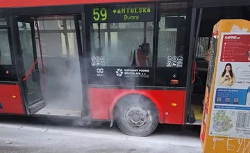 Na Račianskom mýte vzbĺklo autobusu koleso, oheň bol uhasený skôr, ako sa rozšíril na celé vozidlo