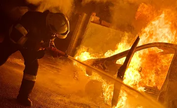 FOTO: Momenty hrôzy na Domkárskej ulici. Dodávku pohltili plamene, pri vodičovi stáli všetci svätí