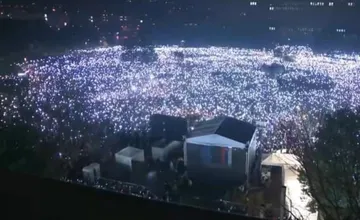 FOTO+VIDEO: V Bratislave protestovalo 60-tisíc ľudí. „Dosť bolo Fica,“ skandovali zhromaždení ešte pred začiatkom