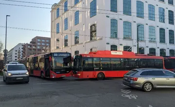 Predčasný Valentínsky bozk autobusov na Svätoplukovej, rande na slepo mali v strede križovatky. Pusu ako dvere autobusu