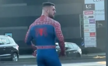 VIDEO: Normálny deň v Bratislave? Po Landererovej ulici behal sexy Spiderman. Bratislavčanky hľadajú jeho Instagram