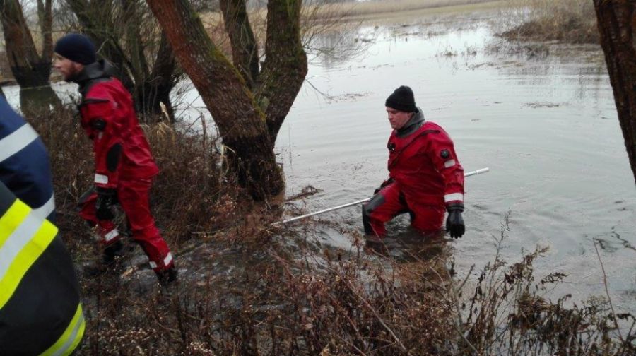 Hasiči a potápači prehľadávajú Devínske jazero, spolu s políciou pátrajú po nezvestnej Miroslave, foto 8