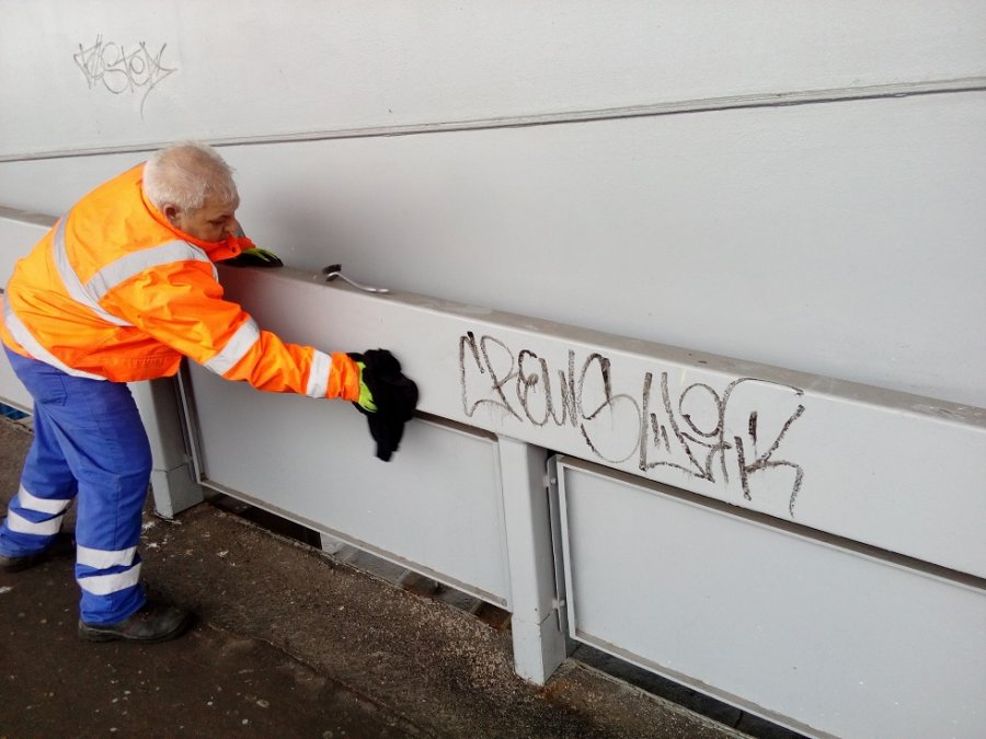 Bratislavské mosty čistili pracovníci magistrátu od grafitov, mesto plánuje v prácach pokračovať, foto 2