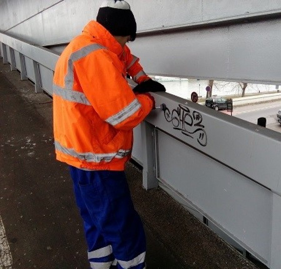 Bratislavské mosty čistili pracovníci magistrátu od grafitov, mesto plánuje v prácach pokračovať, foto 4