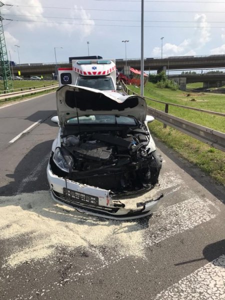 Na kruhovom objazde pod Prístavným mostom v Bratislave sa zrazil autobus MHD s osobným autom, foto 2