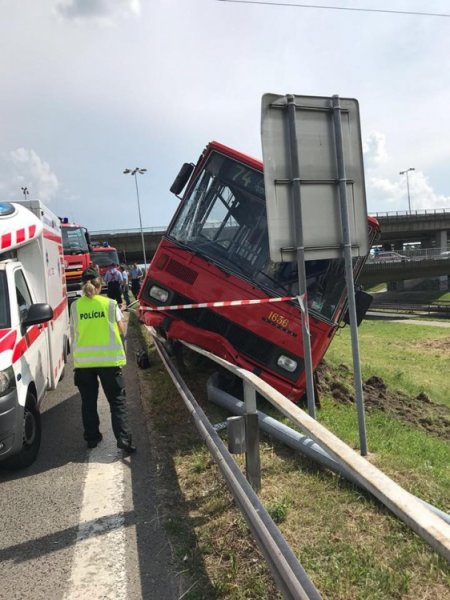 Na kruhovom objazde pod Prístavným mostom v Bratislave sa zrazil autobus MHD s osobným autom, foto 3