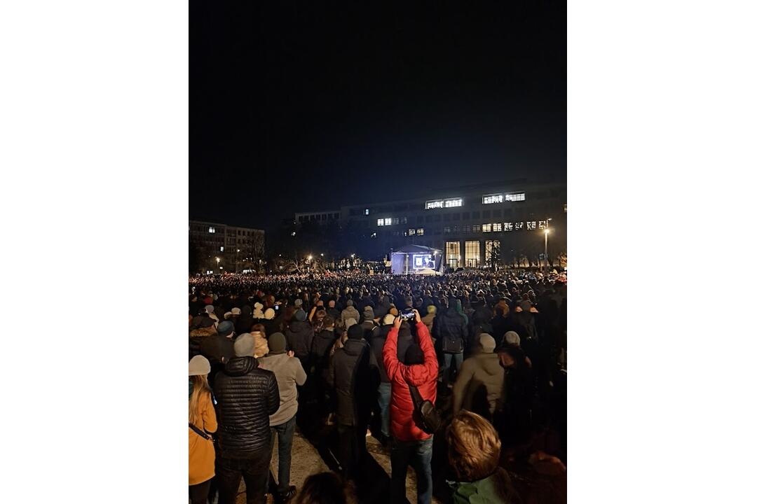 FOTO: Na protesty opozície prišli tisícky ľudí, ktorí sú proti rušeniu prokuratúry, foto 2