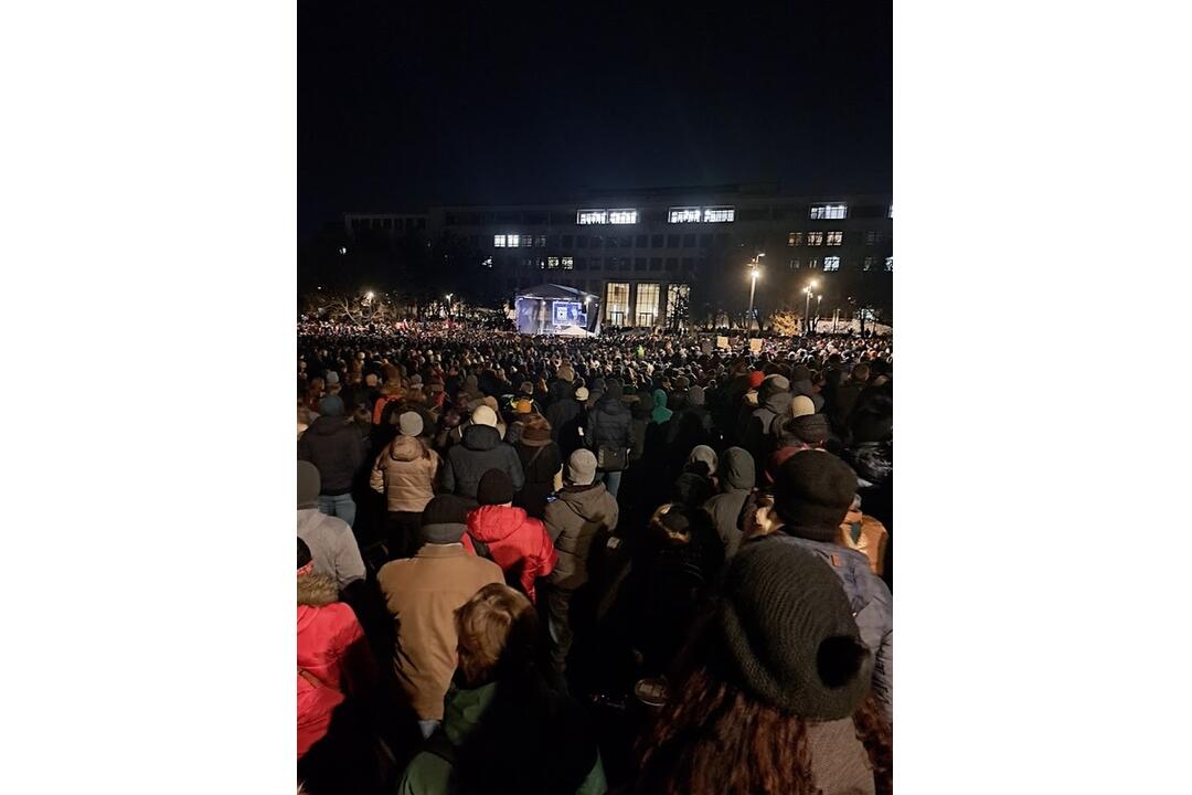 FOTO: Na protesty opozície prišli tisícky ľudí, ktorí sú proti rušeniu prokuratúry, foto 3